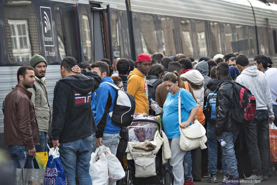 Πρόσφυγες επιβιβάζονται σε τρένο