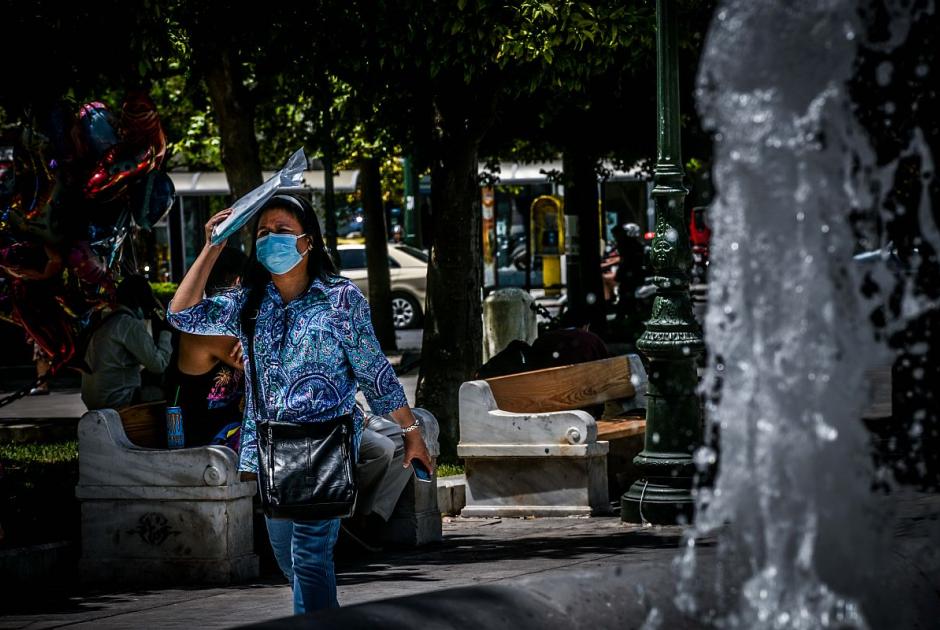 Γυναίκα με μάσκα στην Αθήνα