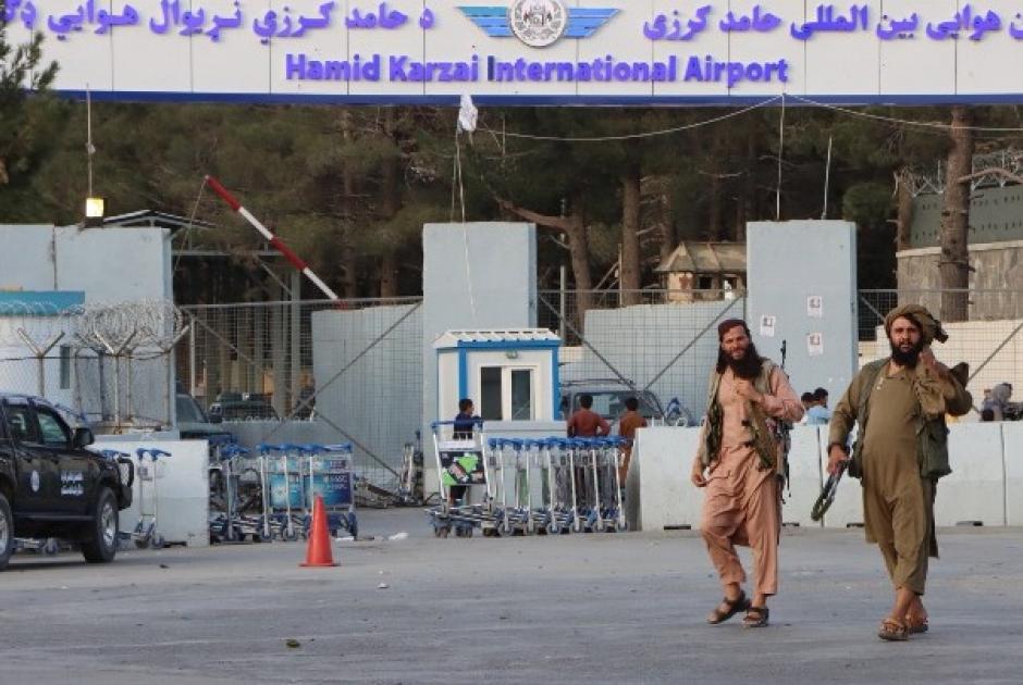 Аэропорт Кабула фото. Талибы убили афганского певца фольклора Фавада Андараби. Сша предупредили о новых терактах