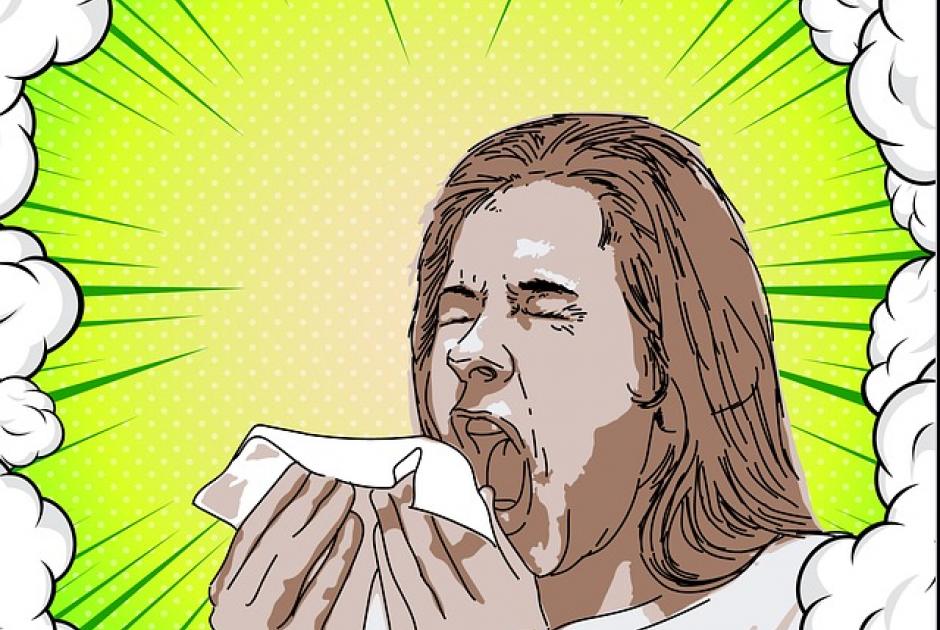 ρινορραγία γυναίκα φτερνίζεται και φυσάει την μύτη της