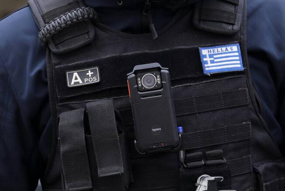 αστυνομικός ξυλοκόπησε την σύντροφό του