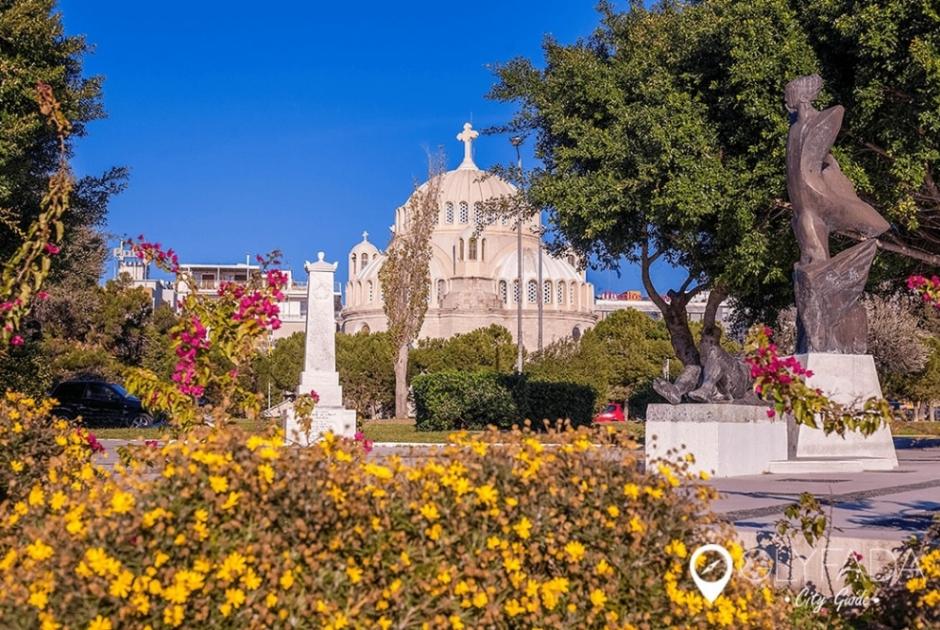 Οι Ρομά άπλωσαν την πραμάτεια τους στο παραλιακό πάρκο του παλαιού δημαρχείου της Γλυφάδας