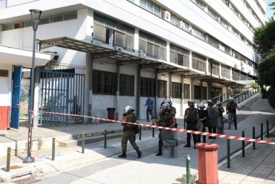 μολότοφ σε διμοιρία των ΜΑΤ