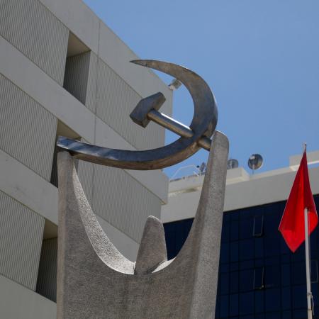 Το σήμα του ΚΚΕ στον Περισσό 