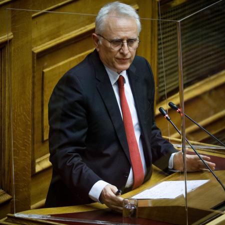 Ο Γιάννης Ραγκούσης στη Βουλή