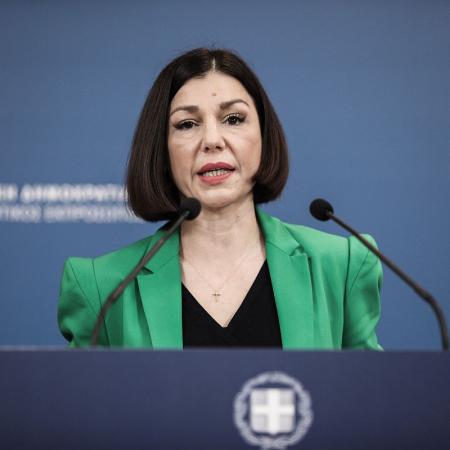 Αριστοτελία Πελώνη στην ενημέρωση των πολιτικών συντακτών