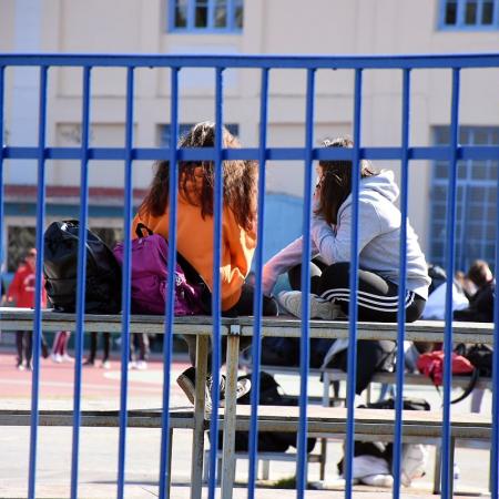 Μαθητές με μάσκες σε σχολείο