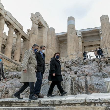 ο Κυριάκος Μητσοτάκης και η Λίνα Μενδώνη στην Ακρόπολη