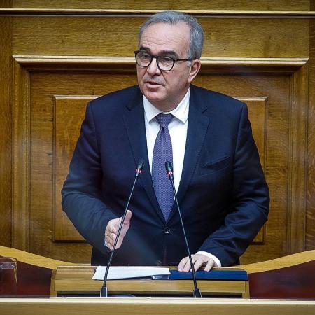 Ο Νίκος Παπαθανάσης στο βήμα της Βουλής