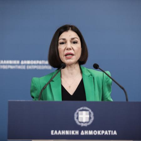 η κυβερνητική εκπρόσωπος Αρ. Πελώνη