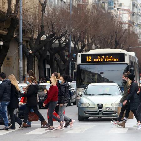 Πολίτες σε καταστήματα της Θεσσαλονίκης