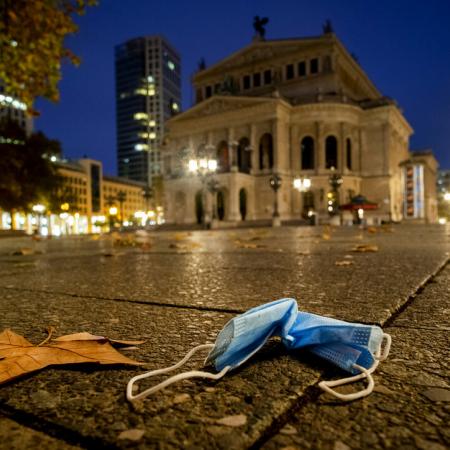 μάσκα σε δρόμο της Φρανκφούρτης