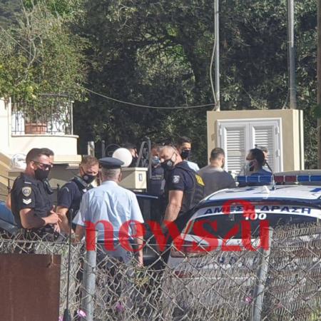 Αστυνομικοί έξω από το σπίτι στα Γλυκά Νερά