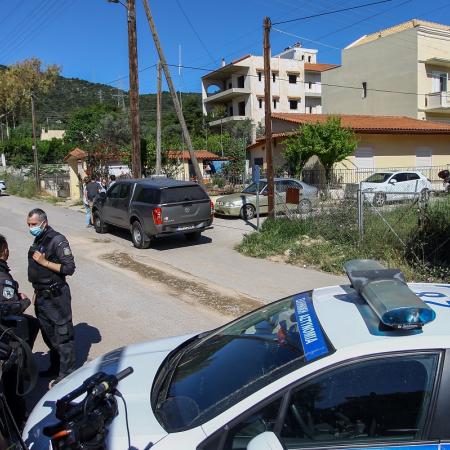 Αστυνομικοί έξω από το σπίτι στα Γλυκά Νερά
