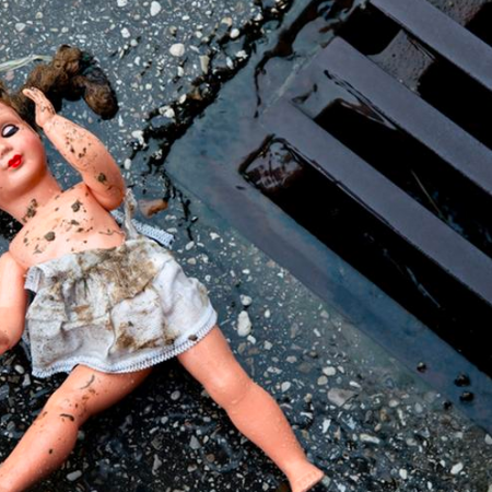 κούκλα δίπλα σε υπόνομο