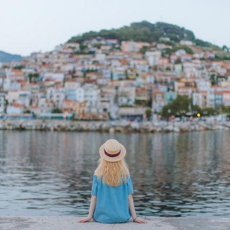 Τουρίστρια σε νησί