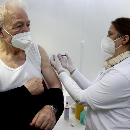 εμβολιασμός ηλικωμένου στην Γερμανία