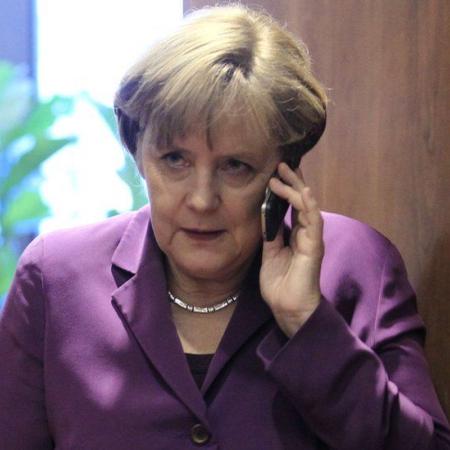 Η Μέρκελ απαντάει στο τηλέφωνο