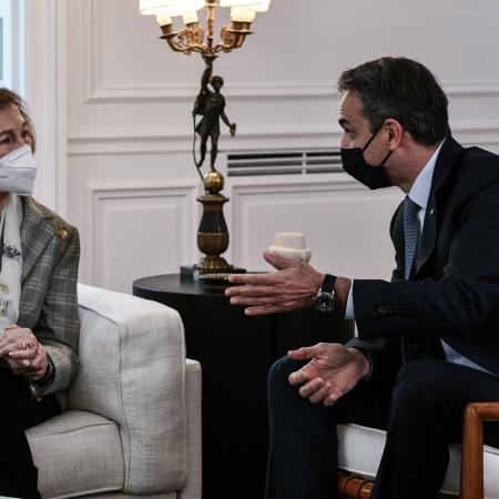 Βασίλισσα Σοφία και Κυριάκος Μητσοτάκης στον καναπέ