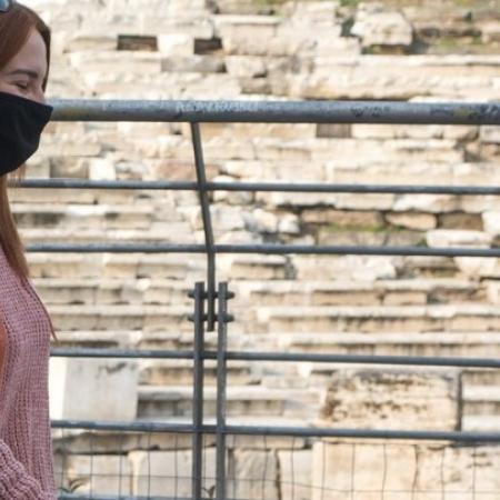 Γυναίκα με μάσκα