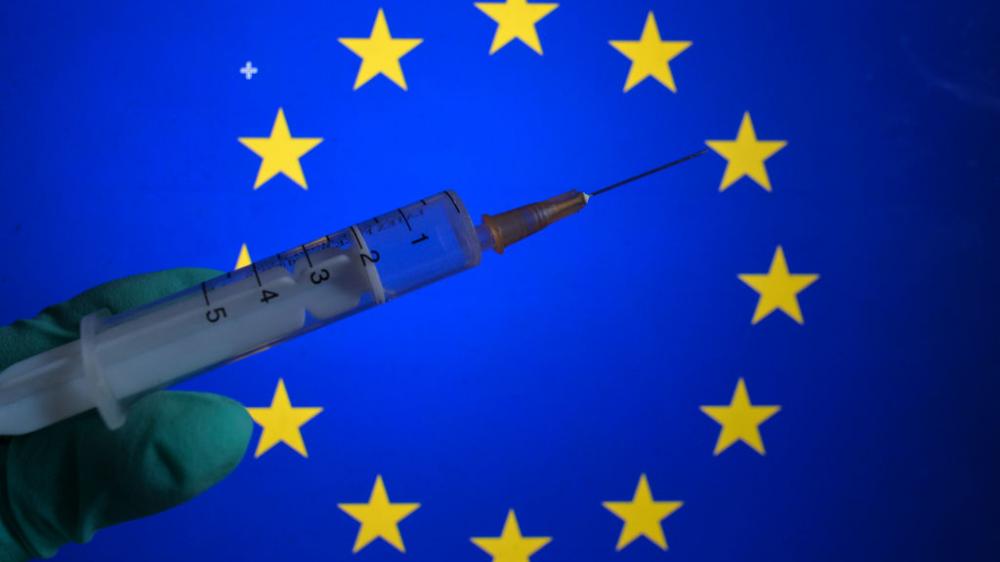 Εμβόλιο και η σημαία της Ευρωπαϊκής Ένωσης