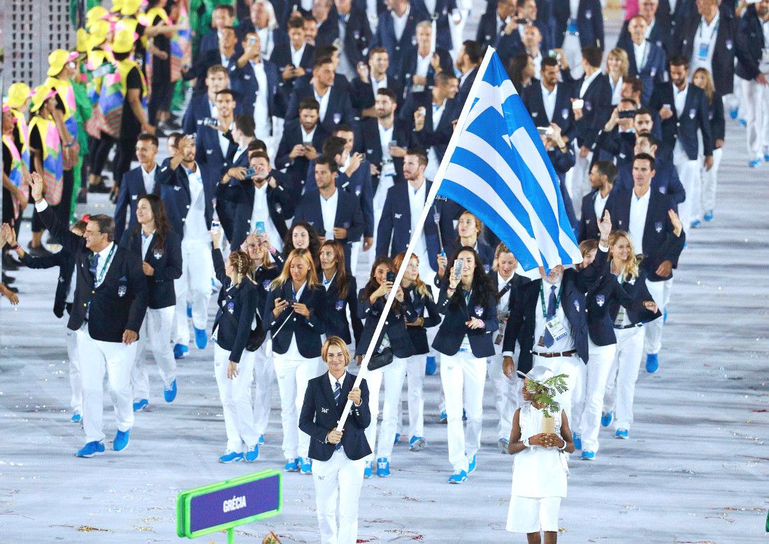Σοφία Μπεκατώρου με την ελληνική σημαία