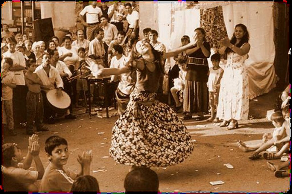 Γυναίκα Ρομά χορεύει