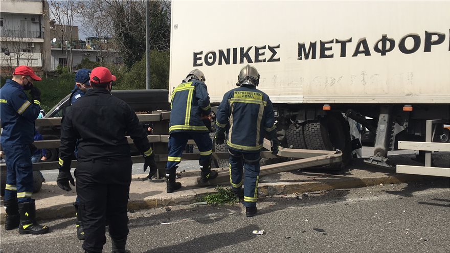 Ατύχημα στον Κηφισό με νταλίκα